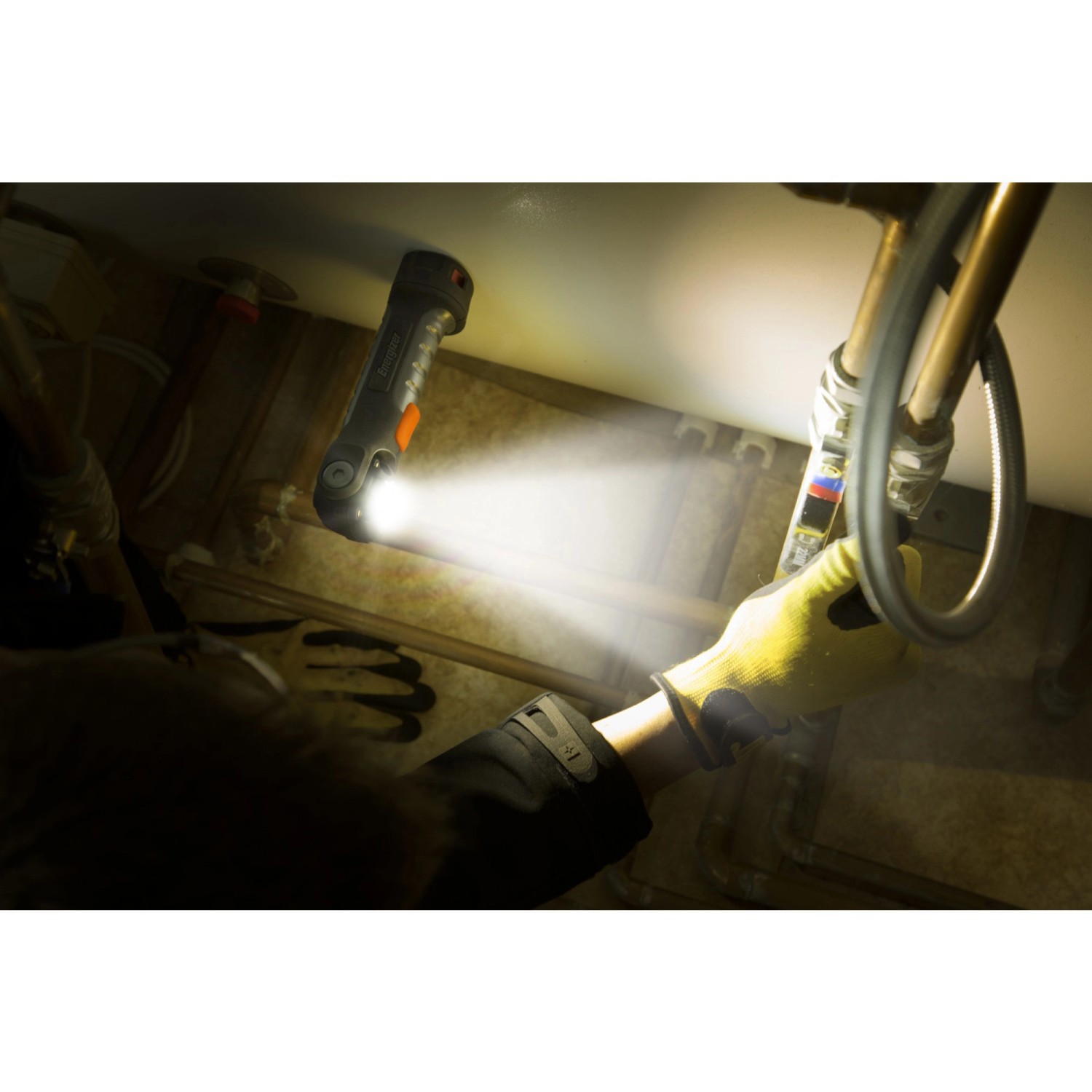Energizer Hardcase Pivot Arbeitslampe im Einsatz, befestigt mit Magnetfuß.