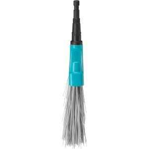 Gardena combisystem Terrassenbesen, 32 cm breit, mit robusten Kunststoffborsten für die Reinigung von Terrassen.