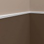 Weiße PROFHOME Wand- und Friesleiste (Set) zwischen zwei farbigen Wandbereichen.