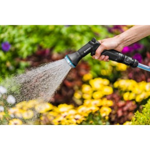 Gardena EcoLine Bewässerungsbrause im Einsatz: Hand hält Brause, Wasserstrahl gießt Blumen.