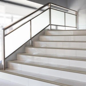 Treppe mit KARAT Stufenkantenprofil Safety in Bronze Dunkel. Treppenkantenprofil in F-Form.