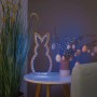 Dekorative Hasen-Leuchte mit LED-Streifen auf Tisch, umgeben von Osterdekoration.