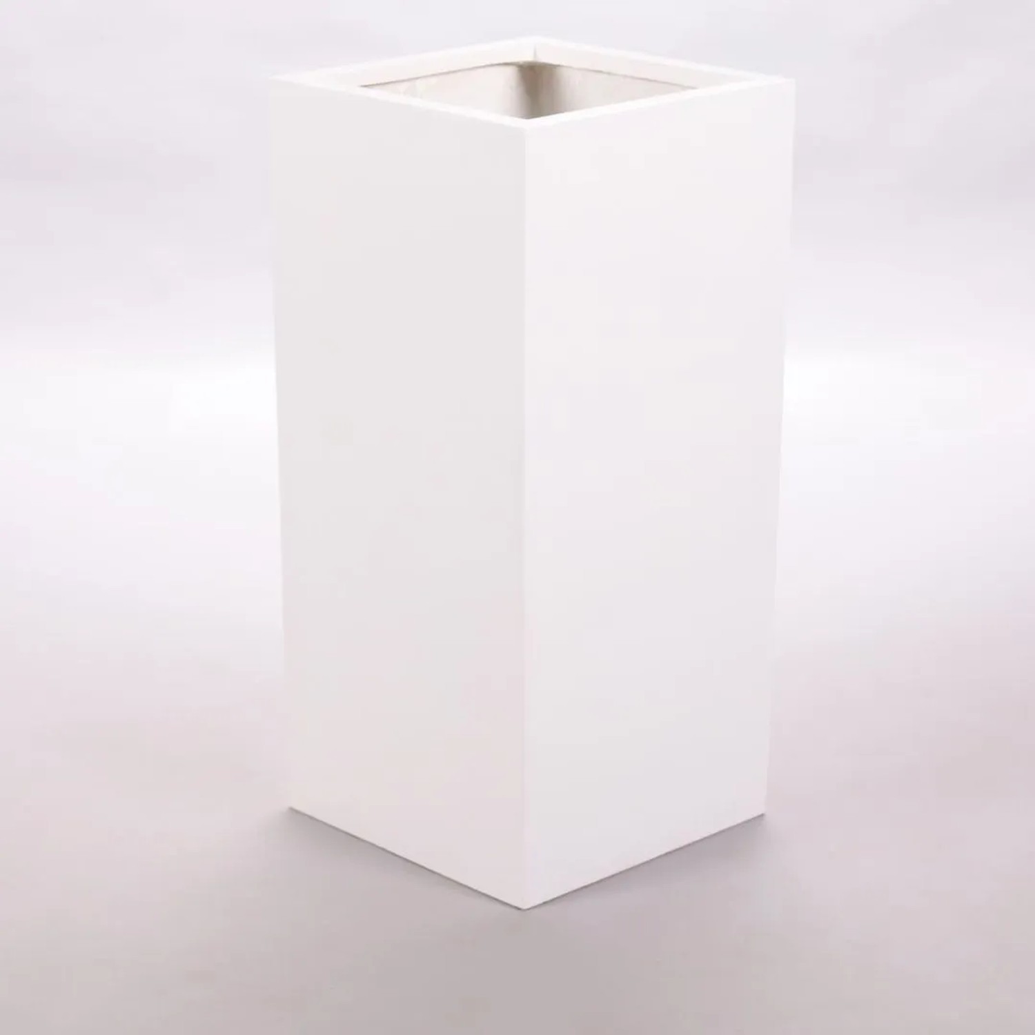 Eleganter, perlmutt-weißer Fiberglas Pflanzkübel Säule, 30x30x68cm, für Innen- und Außenbereich.