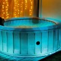 MSpa Comfort Starry AirJet Whirlpool mit LED-Beleuchtung und Hydromassage im Garten.