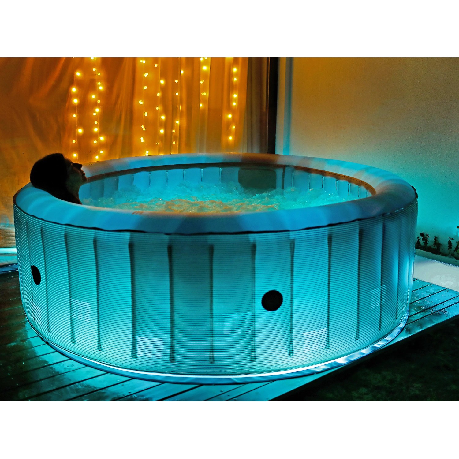 MSpa Comfort Starry AirJet Whirlpool mit LED-Beleuchtung und Hydromassage im Garten.