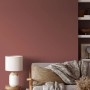 Wand in Altrosa mit V&CO Premium-Innenfarbe Dead Flat Matt Rot Farbton 1. Wohnraum-Szene mit Lampe und Sofa.