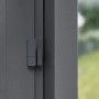 Bosch Smart Home Fenster-/Türsensor II Plus in Anthrazit am Fensterrahmen.