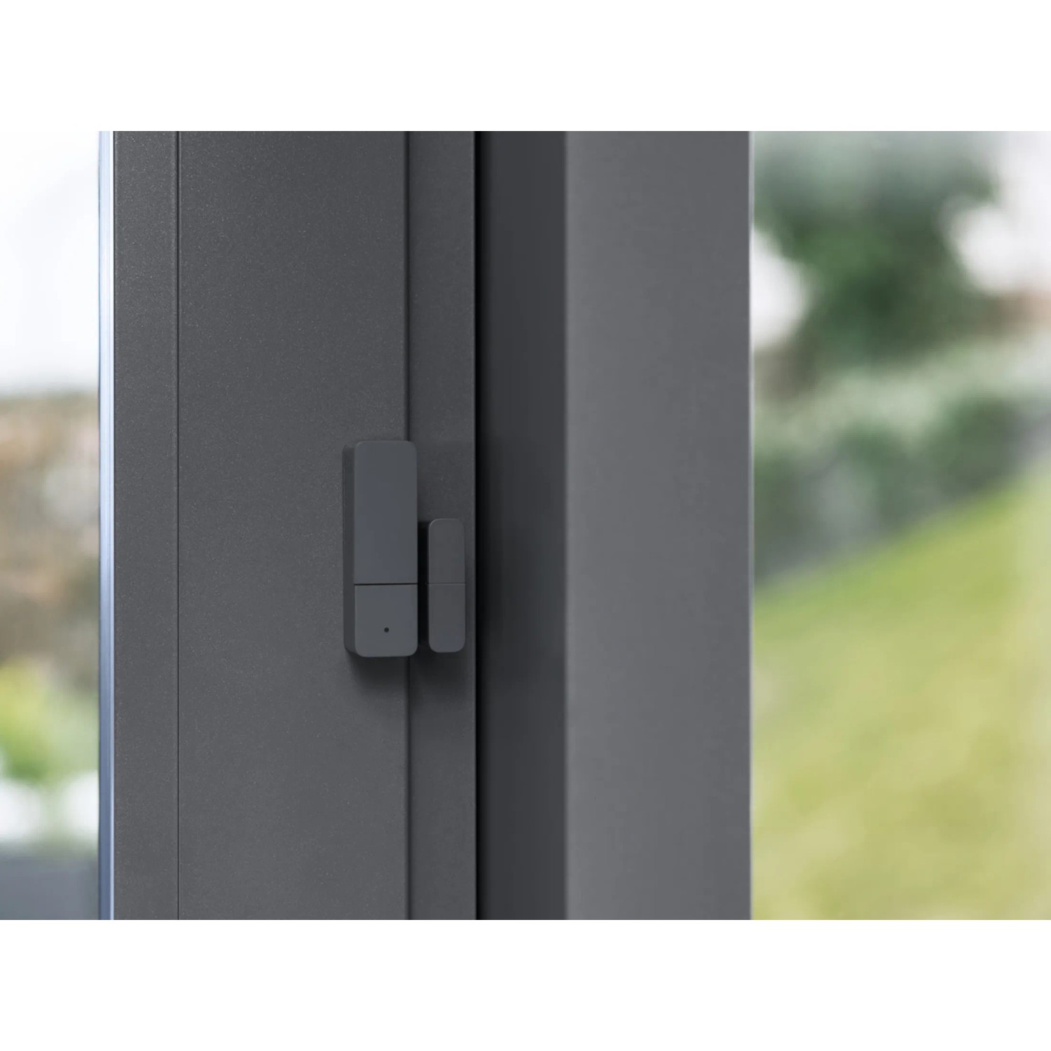 Bosch Smart Home Fenster-/Türsensor II Plus in Anthrazit am Fensterrahmen.