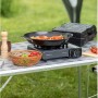 Campingaz Camp'Bistro 3 Tischkocher mit Pfanne und Gemüse auf einem Campingtisch im Grünen.