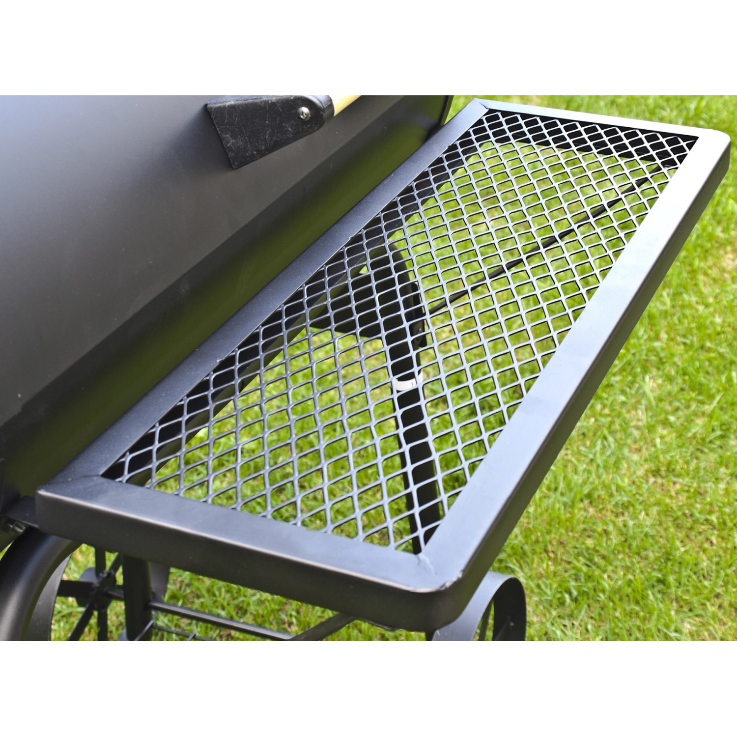 Detailaufnahme: Ablagefläche des El Fuego Dakota Holzkohlegrill Smoker.