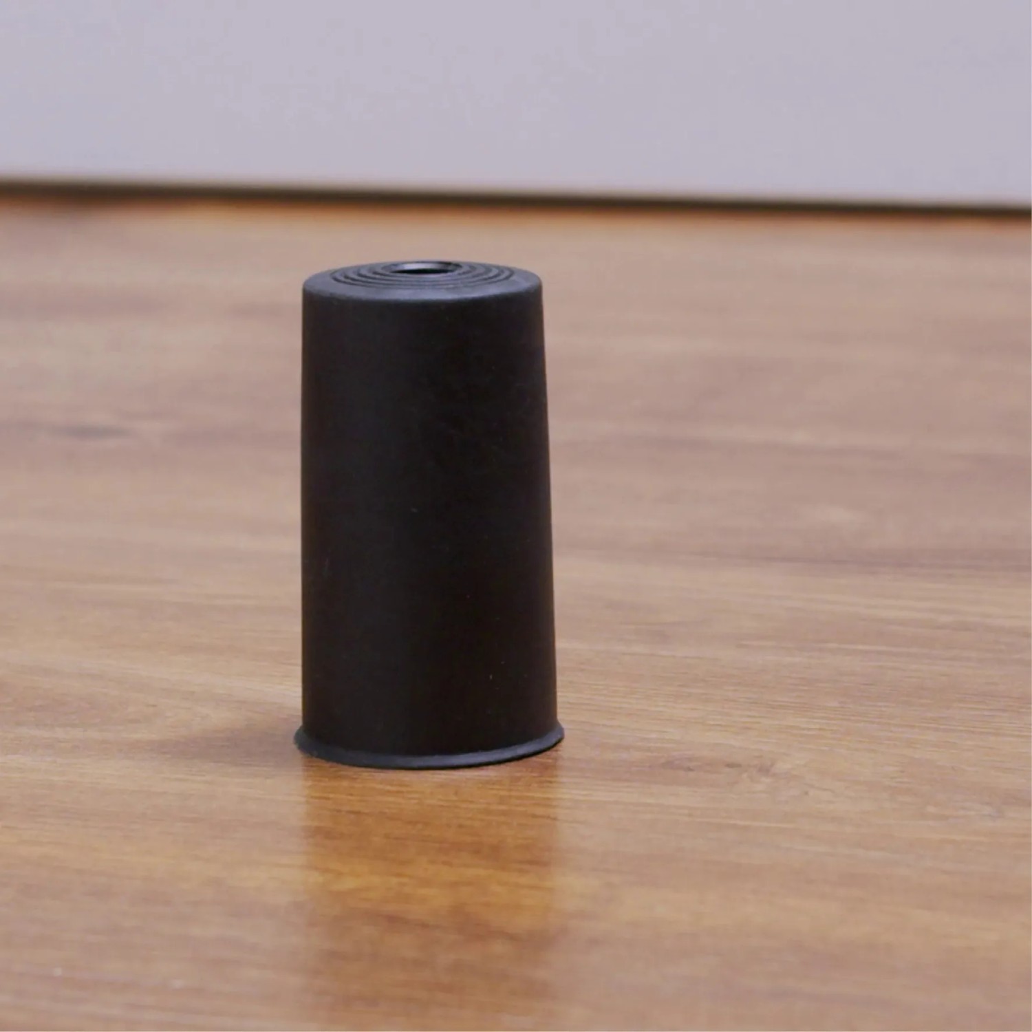 Schwarzer Wagner Türstopper Vulkano aus Gummi, 45x75mm, für Boden- und Wandmontage.