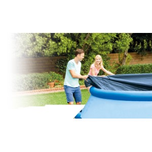 Intex Abdeckplane für Easy Set Pools® (Ø 457 cm) wird von Paar auf Pool gelegt.