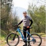 Blaues Fischer E-Bike Montis 6.0i mit Fahrer auf Waldweg. E-Mountainbike mit Brose Motor.