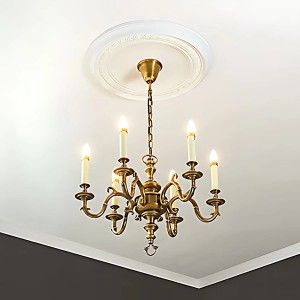 Weiße PROFHOME Deckenrosette aus Polyurethan, 61,5 cm Durchmesser, unter einer goldenen Lampe.