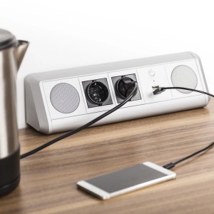 SOTECH Soundbox TOBO mit Steckdosen und USB-Ports auf Tisch, mit Wasserkocher und Smartphone.