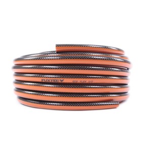 FUXTEC Wasserschlauch ECO FLEX 1/2, orange, aufgerollt. Robuster 3-lagiger Gartenschlauch mit Kreuzgewebe für Bewässerung.