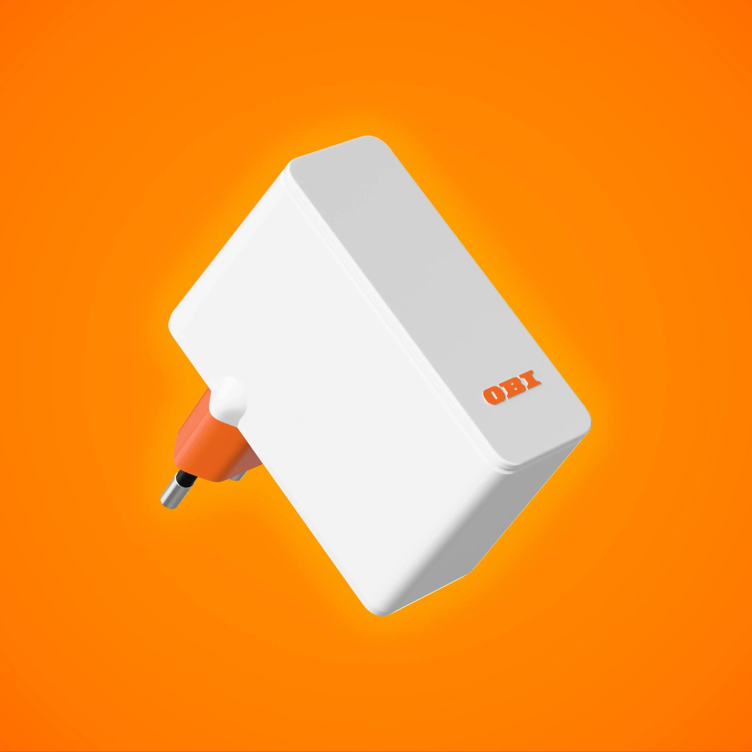 Weißer OBI ENERGY TRACKER Stromzähler-Ausleser mit Stecker vor orangem Hintergrund.