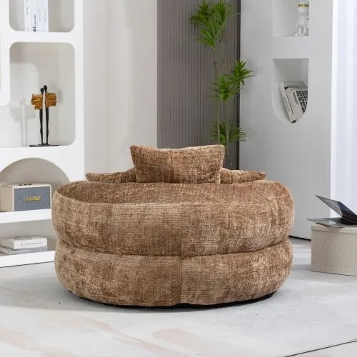Runder, brauner Chenille-Sitzsack mit hoher Rückenlehne und Kissen im modernen Wohnzimmer. Ideal als Relaxsessel.