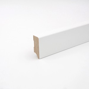 Weiße MDF Sockelleiste, 40x16x2400 mm, für einen sauberen Bodenabschluss.