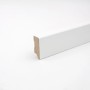 Weiße MDF Sockelleiste, 40x16x2400 mm, für einen sauberen Bodenabschluss.