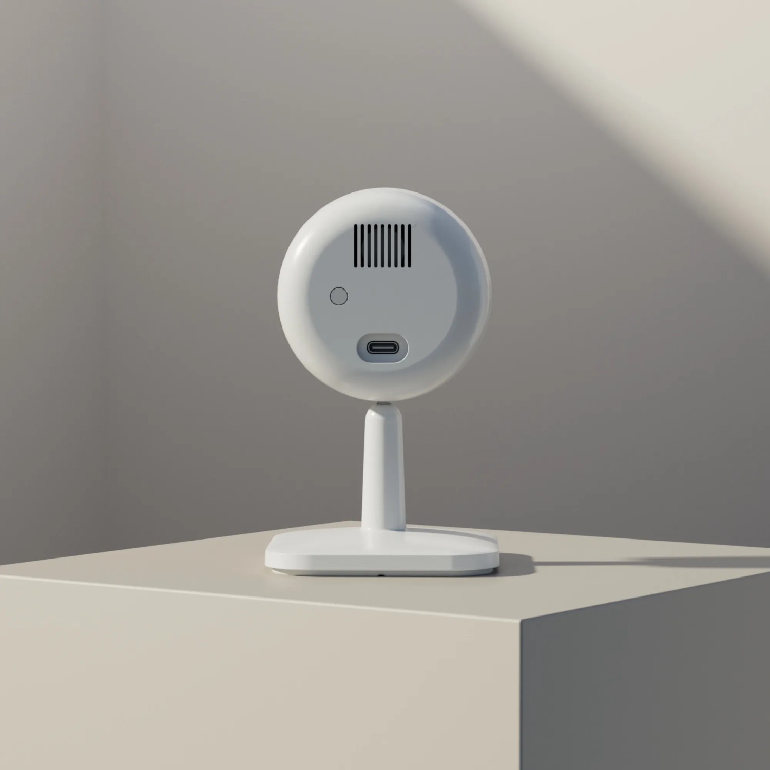 Weiße Yale Smart-Camera Innen für die Kameraüberwachung, Rückansicht mit USB-C Anschluss.