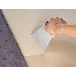 Anwendung des LUX Zahnspachtel Classic zum Auftragen von Klebstoff auf einen Untergrund.