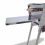 Detailaufnahme: Grillpeter Mangal Khan Edelstahlgrill mit Seitenablage.