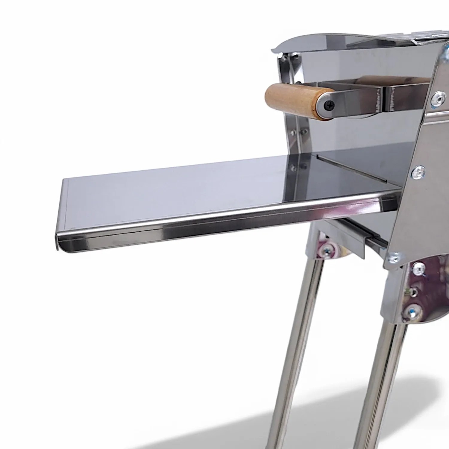 Detailaufnahme: Grillpeter Mangal Khan Edelstahlgrill mit Seitenablage.
