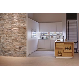 Moderne Küche mit Rebel of Styles Holzverblender UltraWood White Wash FSC® an der Wand.