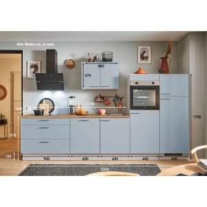 pino Küchenzeile 330 cm in Pastellblau mit Geräten, Spüle und zwei Geräteschränken.