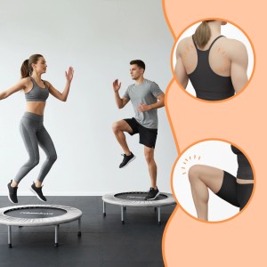 Zwei Personen trainieren auf grauen Relaxdays Indoor Trampolinen. Klappbar, rutschfest, für effektives Ganzkörper-Workout & gelenkschonend.