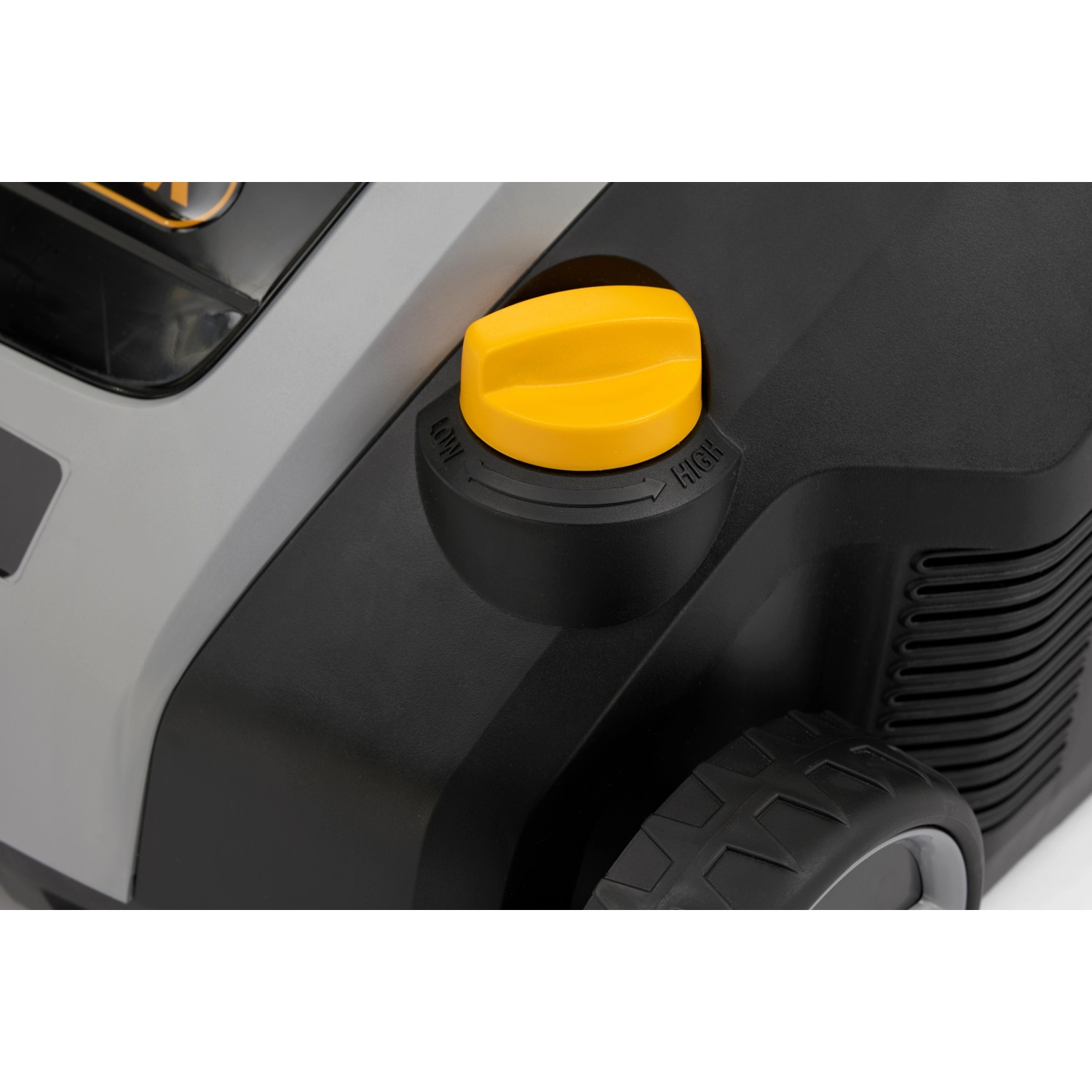 Detailaufnahme: Gelber Drehknopf zur Tiefeneinstellung am Alpina Elektro-Vertikutierer.