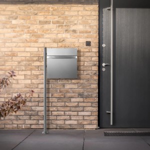 Freistehender ML-Design Briefkastenständer aus Edelstahl, 120 cm hoch, silberfarben.