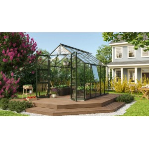 Vitavia Gewächshaus Olymp 8300 ESG, Smaragd Vorzugsset mit Zubehör auf Holzterrasse im Garten.