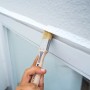 Hand streicht mit LUX Flachpinsel (40mm) weiße Decke. Pinsel mit Holzgriff und Kunstborsten.
