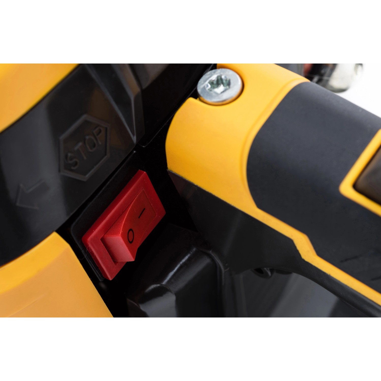Detailaufnahme: Roter Ein/Aus-Schalter der Stiga Benzin-Kettensäge CS 750.