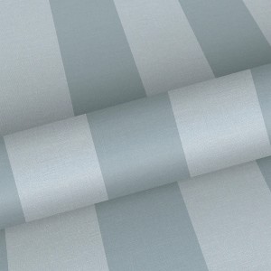 Dekorative Vliestapete mit breiten Streifen in Blau und Hellblau. Ideal für den Landhausstil.