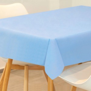 Hellblaue Sensalux Vlies-Tischdecke 1 x 1 m auf einem Tisch mit Stühlen.