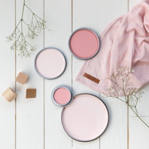 Little Dutch Wandfarbe Vintage Pink Rosa Matt, Farbtöpfe und Deko auf weißem Holz.