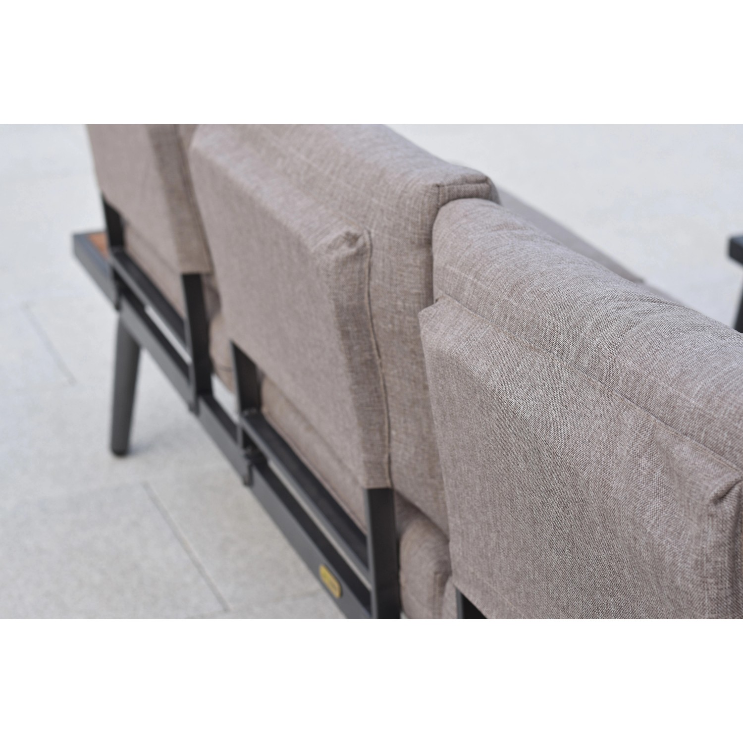Detailansicht der Merxx Korfu Lounge-Eckbank mit braunen Kissen und graphitfarbenem Gestell.