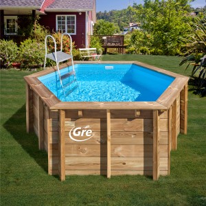 Runder Gre Echtholzpool Lili (Ø 280 cm) mit Leiter im Garten.