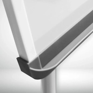 Detailaufnahme: Ablageschale und Stativbein des KARAT Flipcharts Coyote PRO.