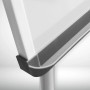 Detailaufnahme: Ablageschale und Stativbein des KARAT Flipcharts Coyote PRO.