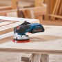 Bosch Professional Akku-Exzenterschleifer GEX 18V-125 Solo auf Werkbank. Schleifmaschine in Blau/Schwarz.