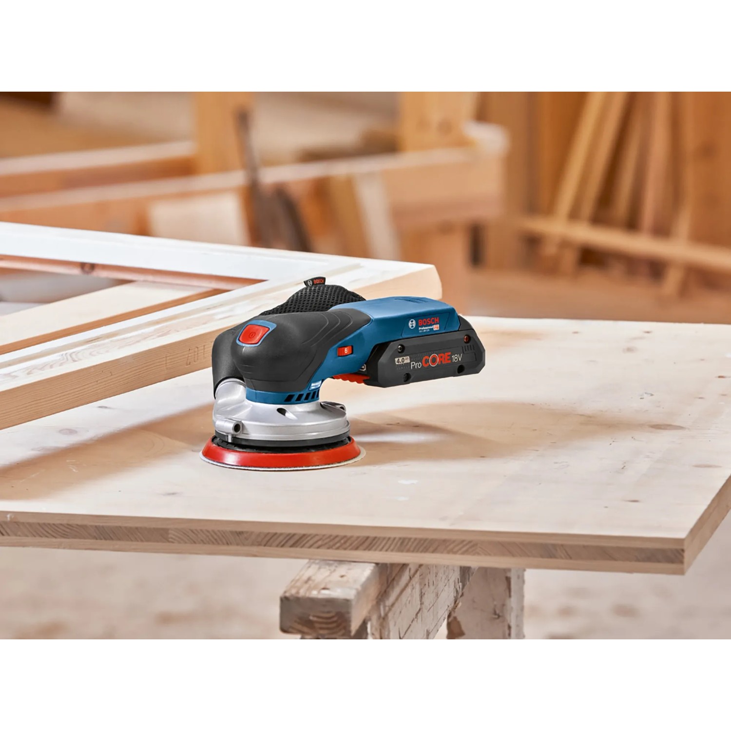 Bosch Professional Akku-Exzenterschleifer GEX 18V-125 Solo auf Werkbank. Schleifmaschine in Blau/Schwarz.