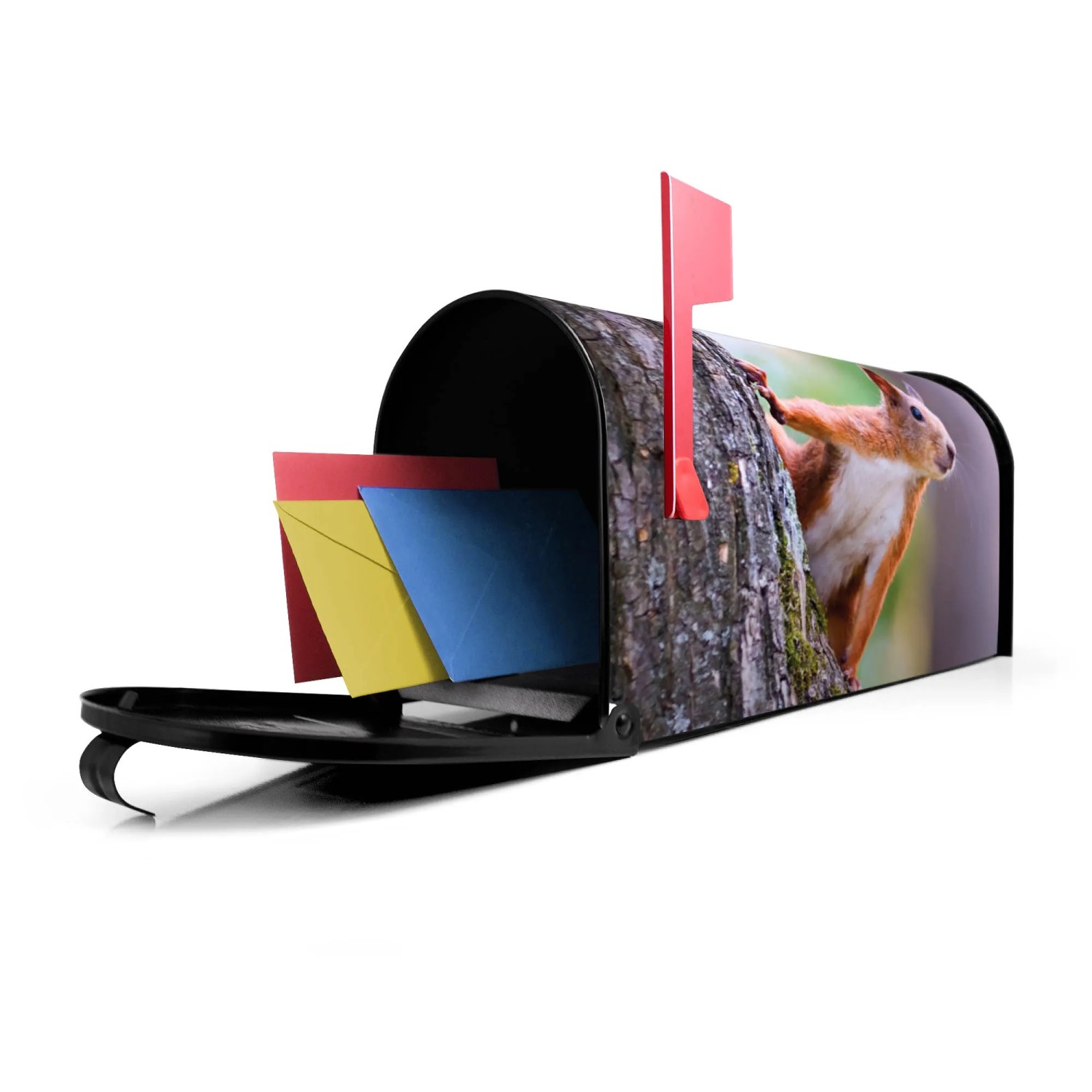 Schwarzer US Briefkasten mit Eichhörnchen Motiv, offene Klappe mit Briefen.