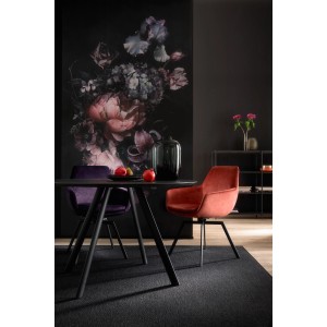 Schöner Wohnen Vliestapete Floral Schwarz/Rosa (270x159cm) im Raum mit Esstisch und Stühlen.