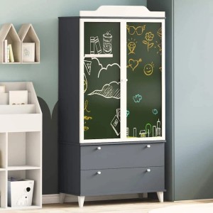 Grau-weißer Kreidetafel Kleiderschrank mit zwei Türen, Schubladen und bunten Zeichnungen. Aus Holzwerkstoff, ideal für Kinderzimmer.