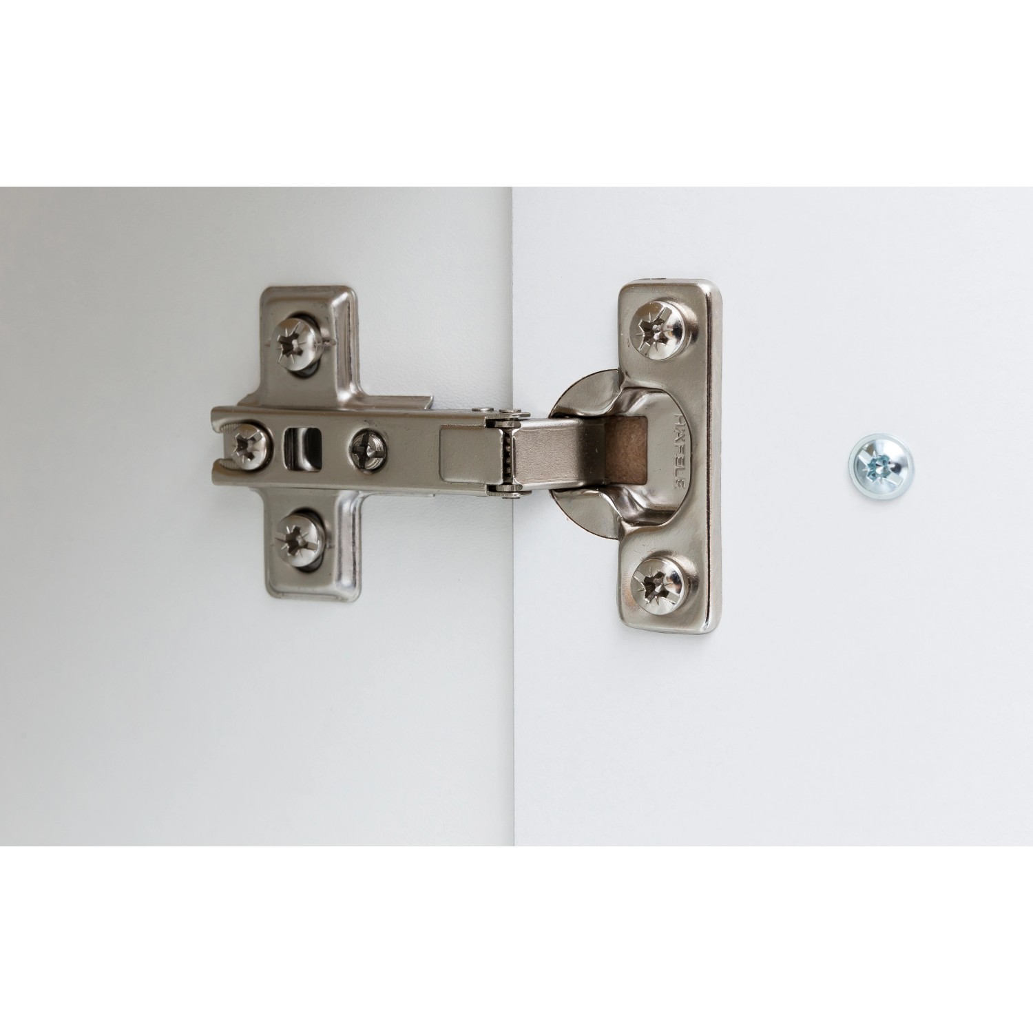 Detailaufnahme: Scharnier eines weißen Held Möbel 3D-Spiegelschranks Molina (60 cm).