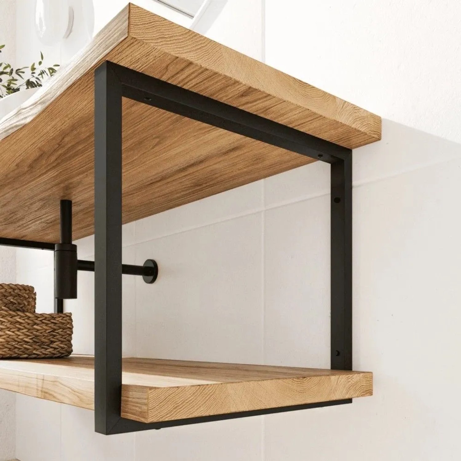 Schwarze HEVVA REUSS Waschtischhalterung aus Metall, 40 cm tief, montiert mit Holzplatten an weißer Wand.